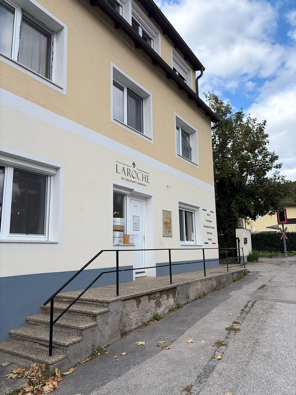 Das Haus von Laroche in der Meitzgasse in Markt Piesting, von der Straße aus gesehen