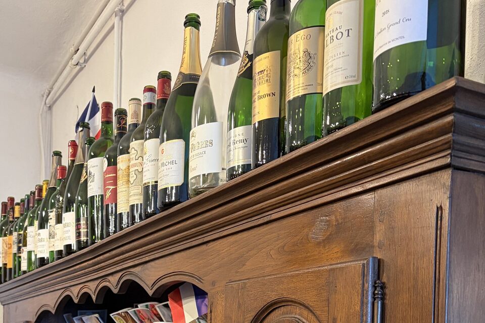 Bordeaux-Flaschen, darunter Château Talbot und Château Haut-Rocher, auf dem Buffet im Verkaufsraum