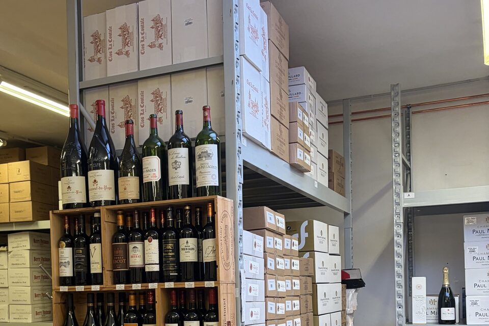 Das Lager von Laroche in Markt Piesting: Weinregale und Kartons bis unter die Decke