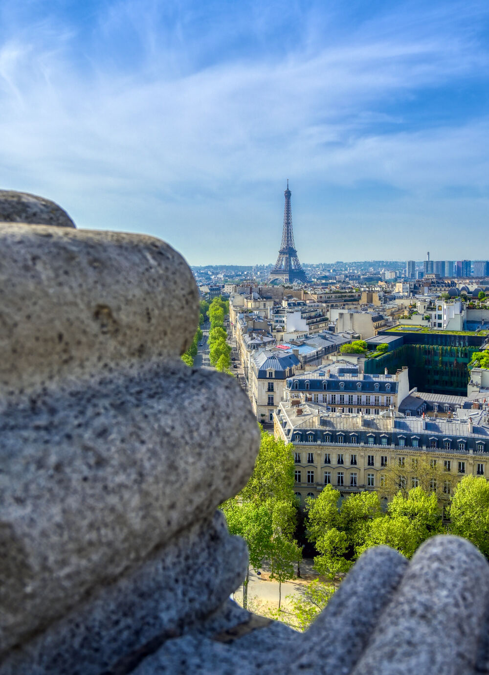Blick über Paris mit dem Eiffelturm am Abend