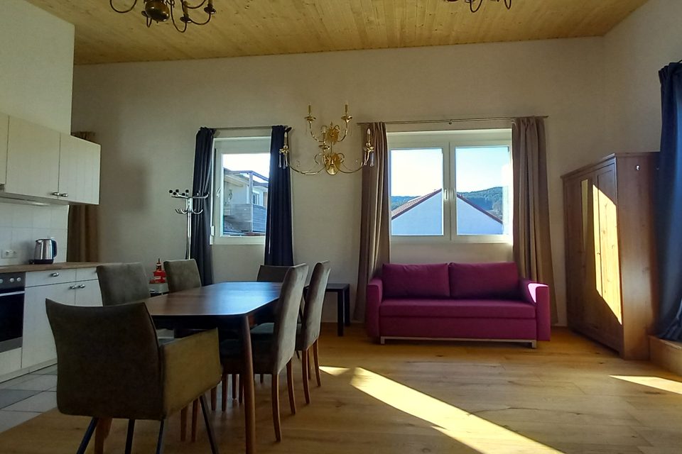 Küche und Esstisch im sonnigen Wohnraum