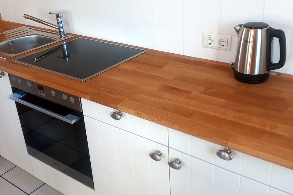 Küchenzeile mit Ceranfeld, Backofen und Wasserkocher